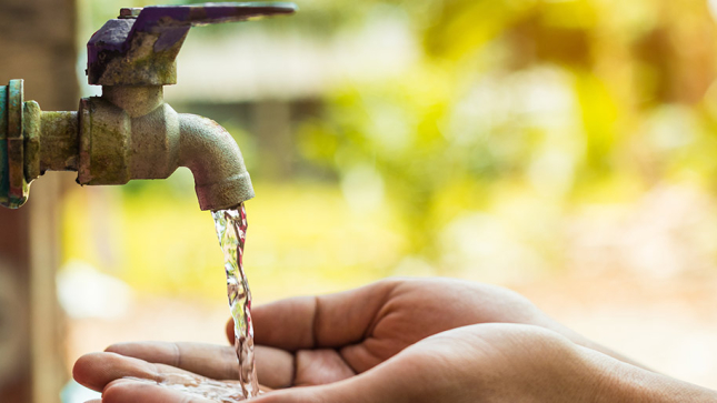 Mains ouvertes pour boire de l'eau au robinet