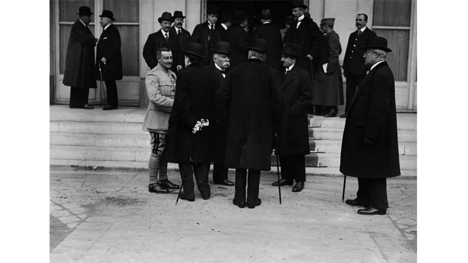 Constitution du nouveau ministère Clemenceau, le 16 novembre 1917. A l'Elysée, présentation des nouveaux ministres au président de la République.