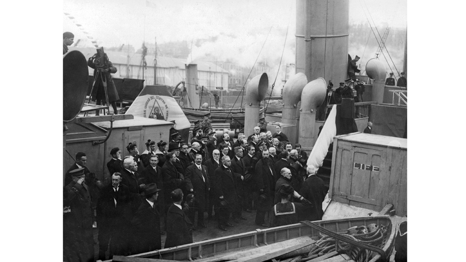 La délégation parlementaire française attend sur un navire le président américain Thomas Woodrow Wilson à Brest le 13 décembre 1918