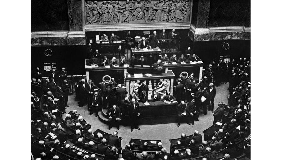 Le président du conseil et ministre de la guerre Georges Clemenceau s'exprime à la tribune de la Chambre des Députes 