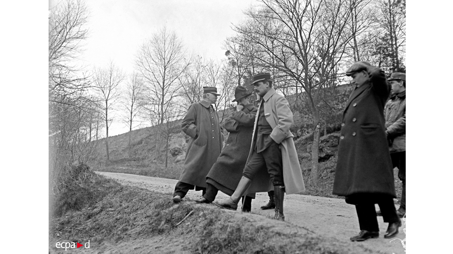 Activités militaires près du camp d’aviation de Moreuil. À Bury dans l'Oise, le député (Pierre ou François ?) Dupuy assiste à des essais de mitrailleuses près de l'usine de grenades