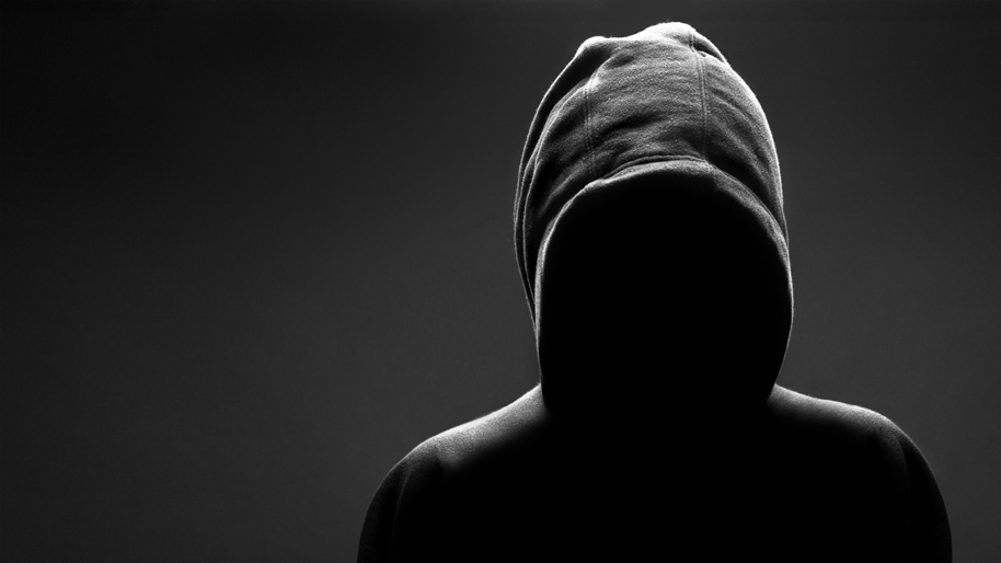 Homme portant une capuche lui couvrant le visage