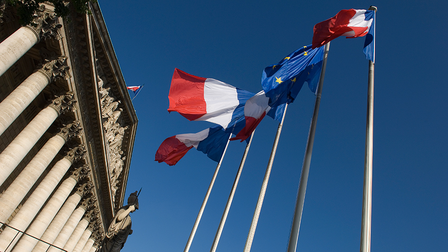 drapeaux en contre-plongée
