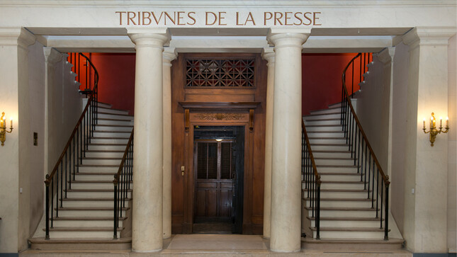 Escaliers et ascenseur d'accès aux Tribunes de la presse