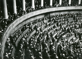 6 juin 1936, Léon Blum présentant son cabinet devant la Chambre (Vue des gradins et des tribunes du public)