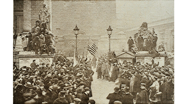Clemenceau : La foule attend Clemenceau devant la Chambre des députés