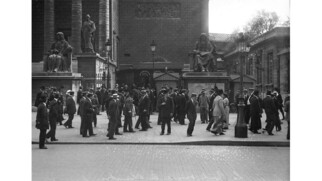 La foule attendant l'arrivée des parlementaires, le 4/08/1914