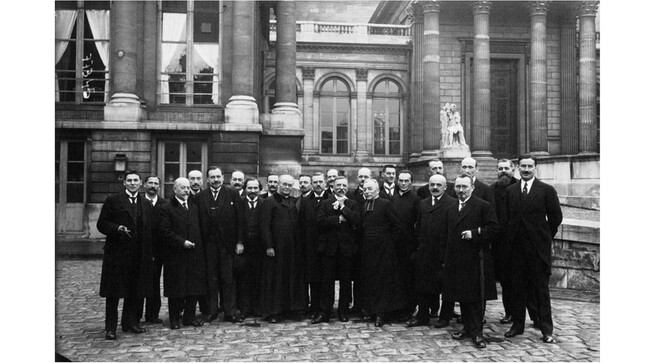 Les députés alsaciens et lorrains dans la cour d'honneur du Palais-Bourbon 