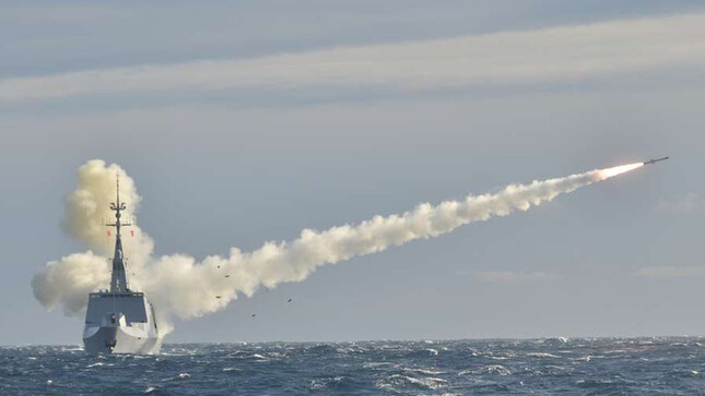 La frégate Surcouf tire un missile Mer-Mer 40