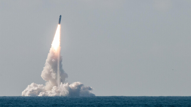 Tir d'un missile balistique stratégique M51 sans charge nucléaire depuis le sous-marin nucléaire lanceur d'engins le Terrible
