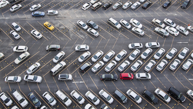Automobiles sur un parking