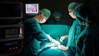 Chirurgiens en bloc opératoire